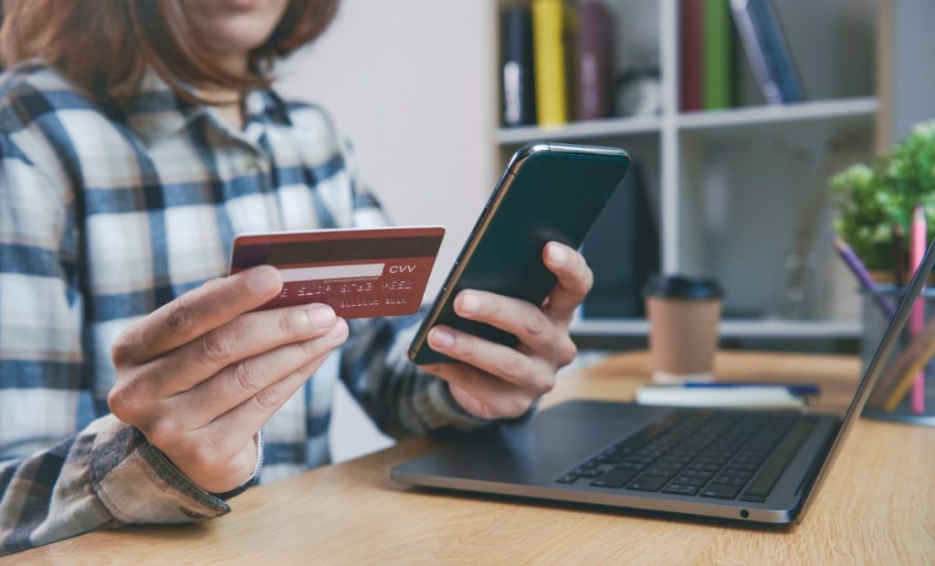 Client paying for a cleaning by card after the job
